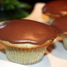 Vanilla Sour Cream Cupcakes (Small Batch)
