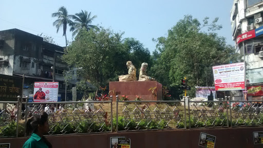 Two Humans  statue at bhogle chowk parla
