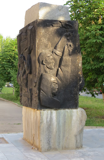 Монумент-памятник на месте захоронения капсулы с обращением комсомольцев к молодёжи 2017 года