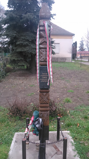 Kopjafa a kommunista terror áldozatainak emlékére 