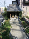 小さな祠 small shrine