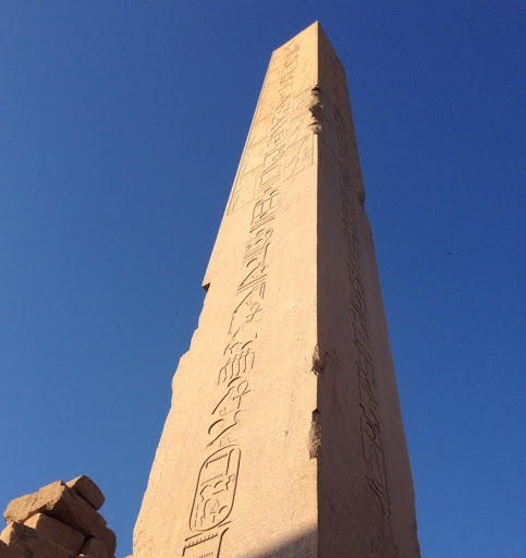 Каменный обелиск в Луксоре