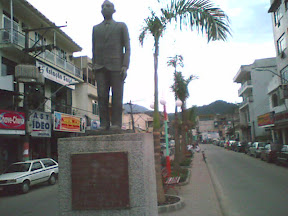 Estátua dedicada a Roberto Silveira, considerado o emancipador de Paracambi.