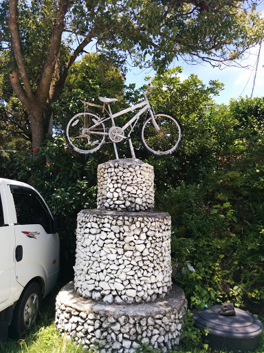 자전거와 돌탑
