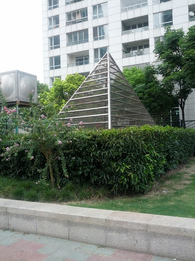Pyramid Jiangsu Road Station