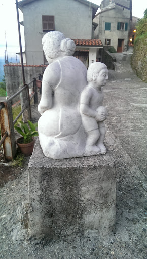 Tendola - Statua con mamma e bambino