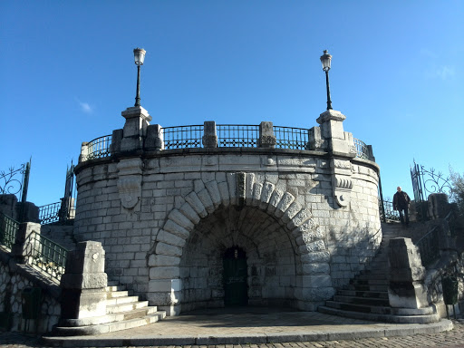 Entrée Et Balcon Du Parc Jouvet