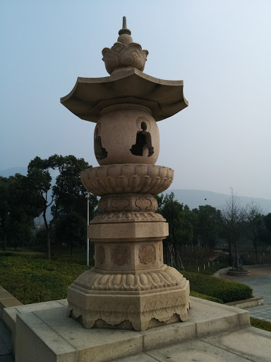 梵宫前的石雕