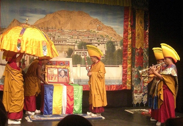 [tibetan monks2[6].jpg]