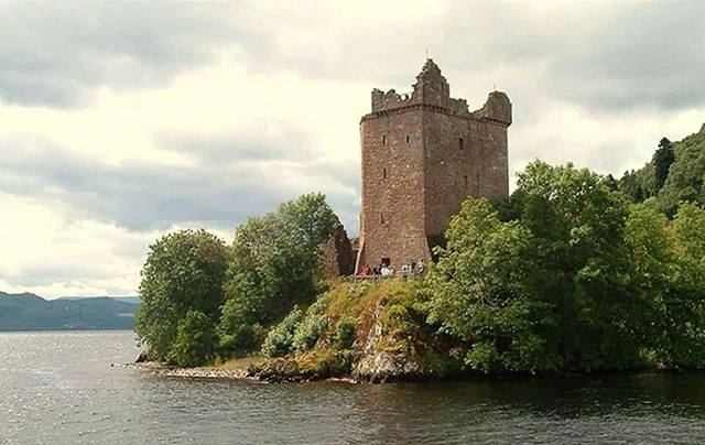 [800pxUrquhart_Castle_from_Loch_Ness_[2].jpg]