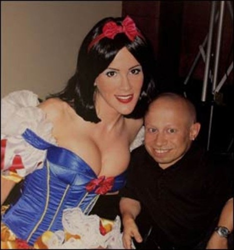 Verne Troyer y sus chicas (7)