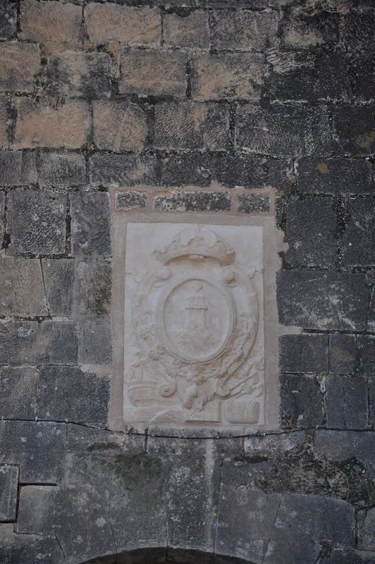 Барельеф на стене крепости Санта-Барбара