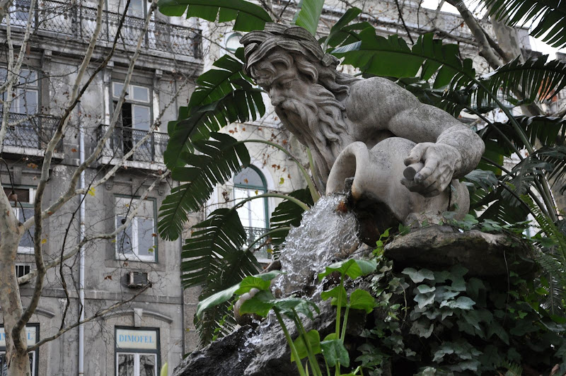 Скульптура с фонтаном на Avenida da Liberdade