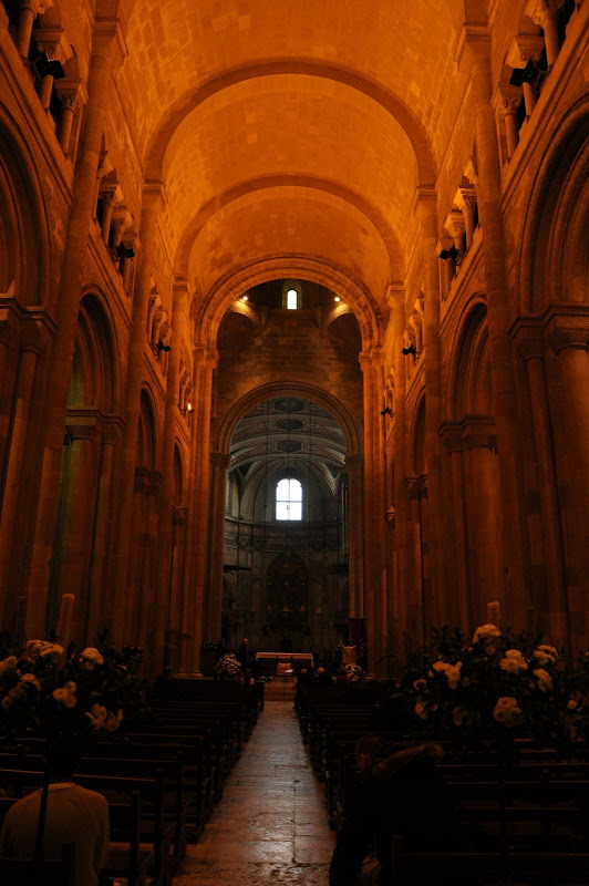 Внутри Кафедрального Собора в Лиссабоне