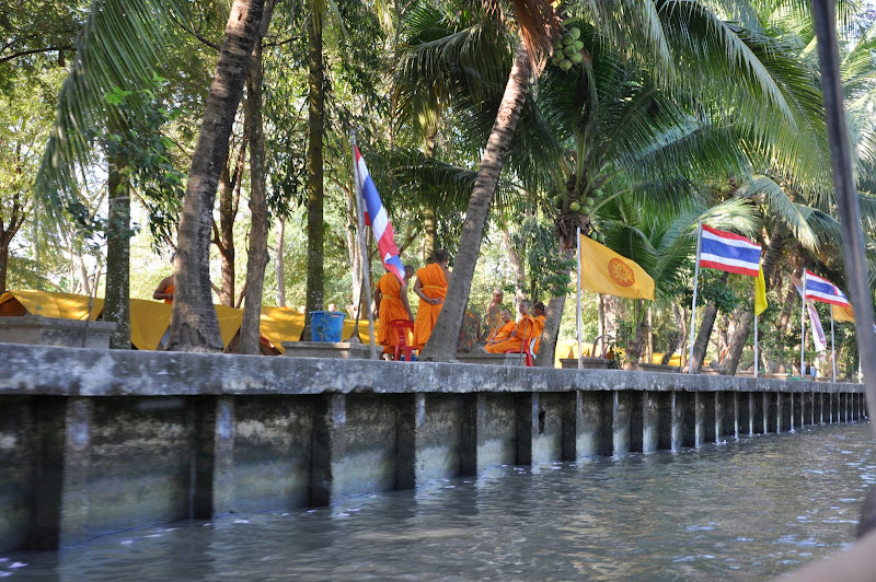Монахи на берегу канала в Таиланде
