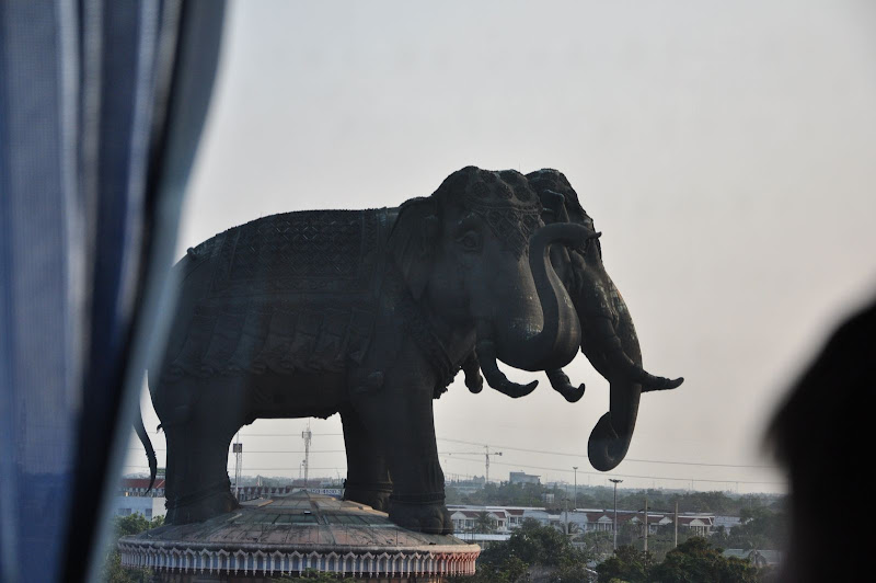 Храм в виде трехголового слона в окрестностях Бангкока
