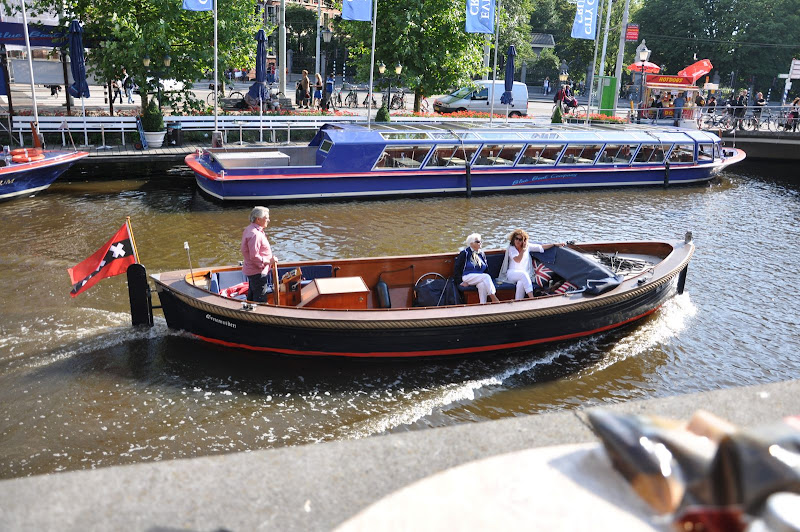 Лодка на канале в Амстердаме