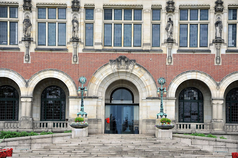 Вход во Дворец Мира в Гааге