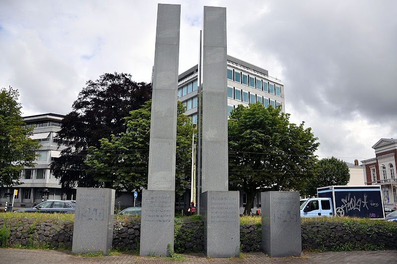 Монумент, посвященный II Мировой Войне. Площадь Карнеги, Гаага