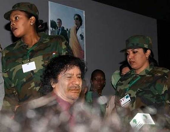 [Les Amazones de Kadhafi-32[2].jpg]