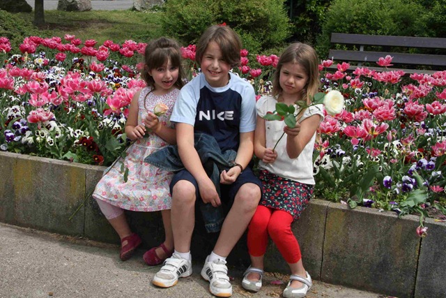 [kids with flowers_3228[3].jpg]