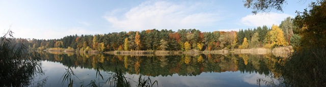 [fall pond 2010_3484 Panorama (1024x273)[3].jpg]