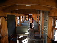 Wagons met houten bankjes en een salamander-kacheltje Photo