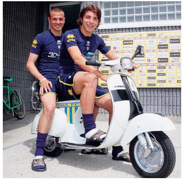 [antonelli e paloschi sulla vespetta di bortoluzzi[2].jpg]