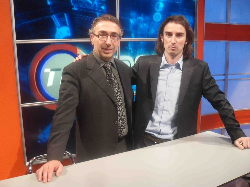 [majo e balestrazzi negli studi di tv parma 17 12 2010[2].jpg]