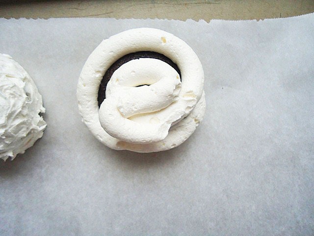 [snoballcupcake54.jpg&description=Guest Post with Gingerbread Bagels-Sno-Ball Cupcakes')]
