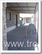 Detalle del pequeño andén techado de la estación, con una estructura metálica que servía para la inspección aduanera y sanitaria de los equipajes de los viajeros