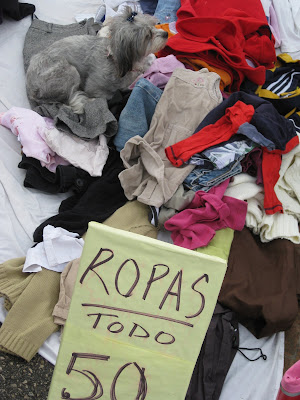 aglomerado de ropa y un perrito aglomerado de ropa y un perrito