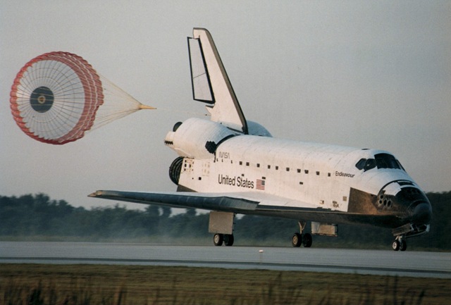 [Space_Shuttle_Endeavour_landing[2].jpg]