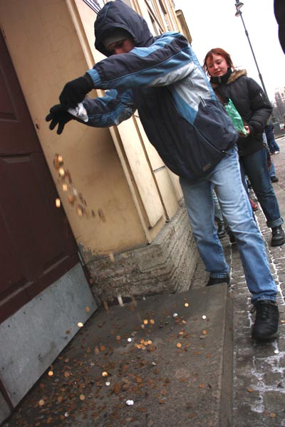 Деньги сыплются в Петрограде 18 января 2009 года
