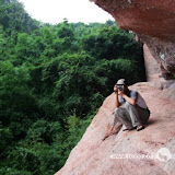 – 在洋洲寨山崖边拍摄中的摩凝 – 在洋洲寨山崖边拍摄中的摩凝