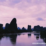 – 漓江群峰——漓江边的山形态各异,都有一个好听的名字,不过时隔多日我脑中除了美丽的回忆,已经没有名字。 – 漓江群峰——漓江边的山形态各异,都有一个好听的名字,不过时隔多日我脑中除了美丽的回忆,已经没有名字。