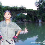 – 遇龙桥前面留影的摩凝 – 遇龙桥前面留影的摩凝