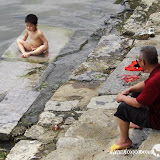 – 狮龙乡漓江边光屁股的小孩 – 狮龙乡漓江边光屁股的小孩