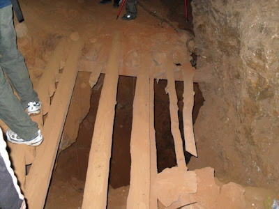 Uno de los hoyos dentro de la cueva