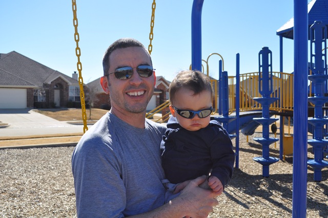 [daddy and huddie just hangin in the park[2].jpg]