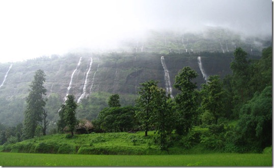 06-wd0809-popular-tourist-spot-in-india-dudhsagar-falls 06-wd0809-popular-tourist-spot-in-india-dudhsagar-falls