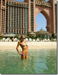 paris-hilton-poses-in-bikini-in-duba-2