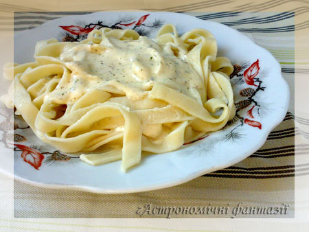 Домашня локшина з сирним соусом