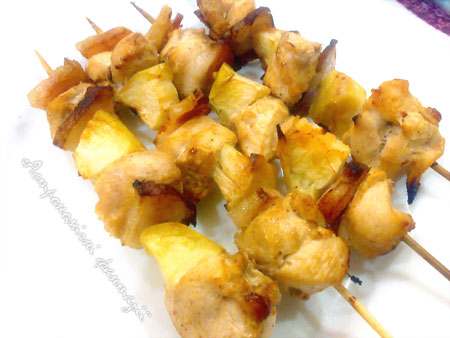 Курячі шашлички з яблуком і копченим салом