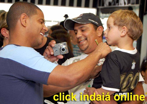 Marcelinho autografa camisa de pequeno corintiano (Crédito: Fábio Alexandre)