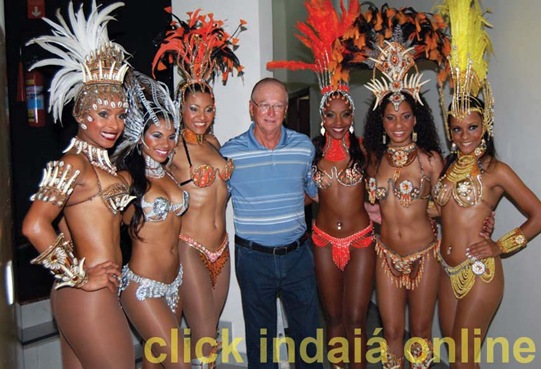 Cláudio Albrecht, presidente do Indaiatuba Clube, com as mulatas da Rosas de Ouro (Crédito: Fábio Alexandre)