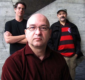 Herbert Vianna com os diretores Roberto Berliner e Pedro Bronz (Crédito: Divulgação)