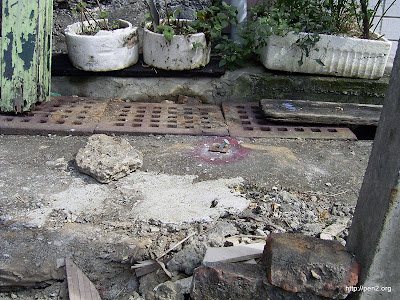 建地後方的界標 ，水泥太硬，鋼釘都打歪了。