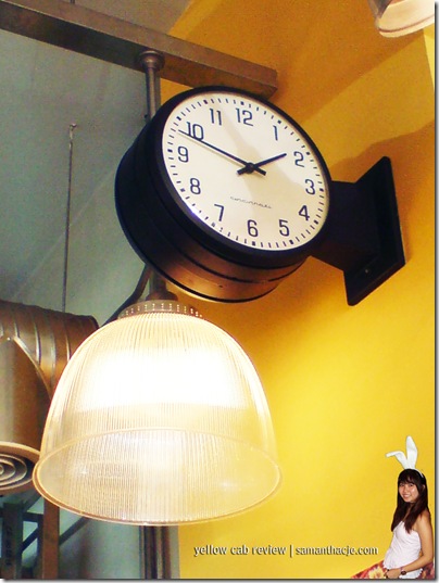 Yellow Cab Pizza decor