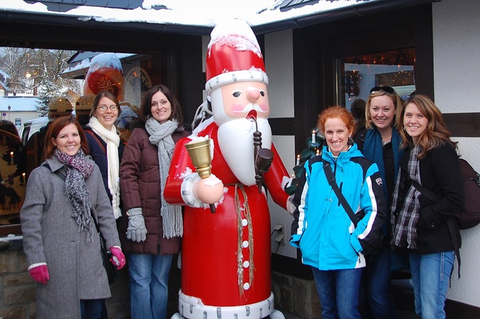 [Santaandthegirls2.jpg]